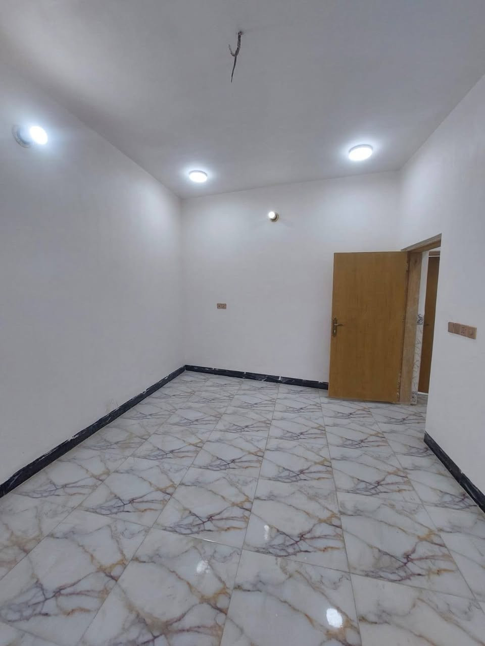 بيت للبيع 
كربلاء _ حي الحوراء _ شارع كربلاء بغداد مقابل عمود ٣٧ 
بناء حديث غير مسكون فقط بأيام الزيارة المساحه ١٠٠ متر بأسمي طابقين  يحتوي على استقبال وصاله عدد٢ ومطبخ و غرفة نوم عدد ٤ وصحيات ٣ بناء درجه اولى طابوق جمهوري متوفر جميع الخدمات ماء وكهرباء وخط مولد و شبكت صرف صحي على الشبكة الرئيسية تبليط لباب الدار 
للاستفسار الاتصال على الرقم ***********

