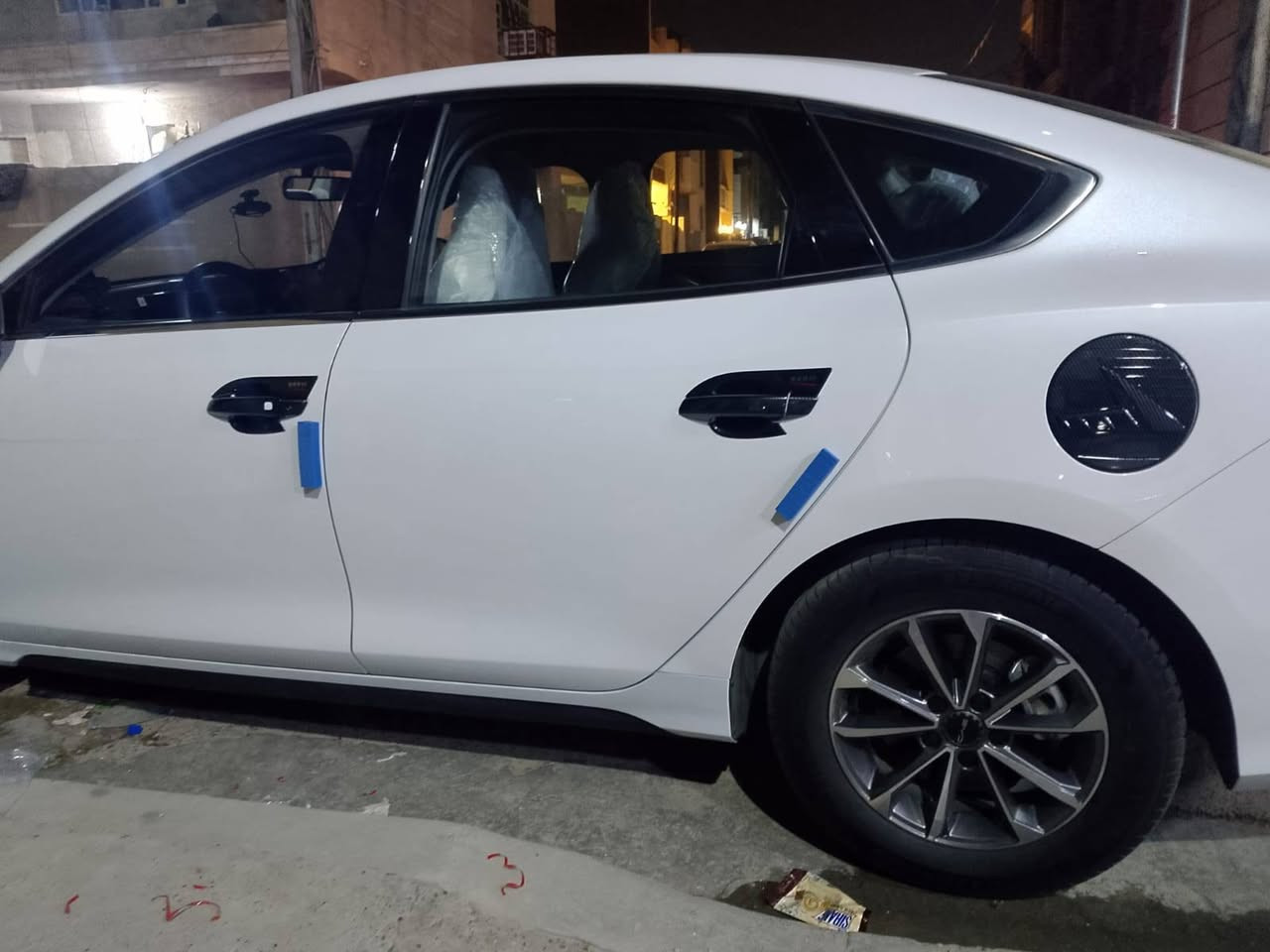 السلام عليكم

🚘 BYD DESTROYER 05 موديل 2025
🔥 ماشية _٤١ الف كلي
📍 مرقم بغداد — مثبت لوحات
✨ داخل جلد ابيض

🔹 المواصفات:
• شاشة قلاب كبيرة
• شاشة عدادات ديجتال
• داخل جلد
• بصمة تشغيل
• بصمة أبواب
• تكييف أوتوماتيك
• تحكم بالتكييف من الشاشة
• فتحة شحن USB
• شاحن لاسلكي للموبايل
• بلوتوث
• اتصال بالموبايل
• كامرة خلفية
• حساسات خلفية
• مثبت سرعة
• تحكم ستيرن
• أزرار تحكم متعددة بالستيرن
• Auto Hold
• هندبريك كهربائي
٠ قطعتين تبريد 
• مانع انزلاق
• ثبات إلكتروني
• ABS
• 6 إيرباك
• LED أمامي
• LED خلفي
• DRL نهاري
• إشارات جانبية
• ويل كب كروم
• Drive Mode
• نظام هايبرد DM-i
• محرك 1.5
• كير أوتوماتيك E-CVT
• بطارية Blade
• إمكانية الشحن الخارجي Plug-in Hybrid
• اقتصاد عالي بالوقود

الملاحظات
السياره مجهزة سستم اسود كامل

السياره بيهه صبغ بنيد بسبب رجع واحد بك عالسياره والصور موجودة
ومن طلعت مشيت طار البنيد وصار رصعه بالقماره ومصلحهه بارد
وبارد بالباب الايمن ضربة دراجه

📞 للاستفسار والتفاصيل تواصل معنا
السعر ١٨ مليون 

***********
*********** بغداد, العراق
