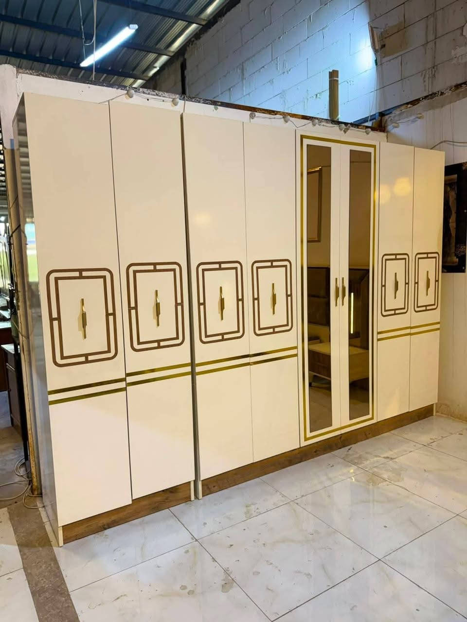 للبيع غرفة تركية 8 قطع مستعجل ماعندي مكان واريد اشيل ***********
