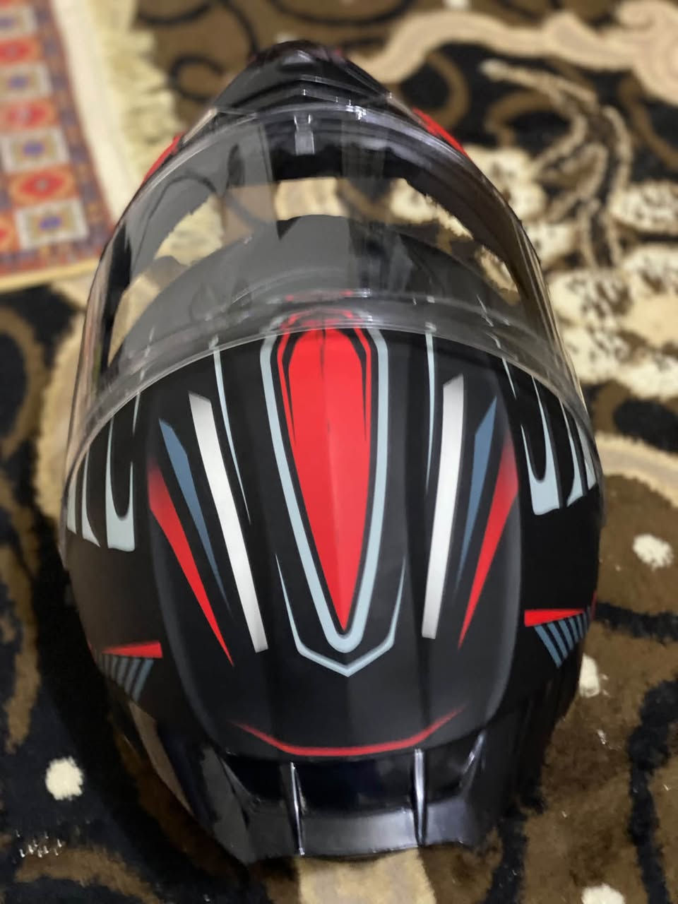 السلام عليكم
خوذه للبيع 
اصليه مستعمله ايام قليلة 
السعـر ٧٥ وبيها مجال
قياس XL
الاستفسار 
***********
