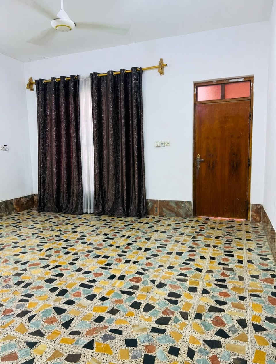 بيت للبيــ،ع 🏠
🔹 الموقع: الرمادي التأميم القادسية الثانية 
🔹 المساحة:250متر 
🔹 طابو صرف تحويل مباشر 
البيت يكون على شارعين 
✅ الشارع 10متر 
✅ جميع الخدمات متوفرة 
يتكون البيت الطابق الاول 
🔸 2 غرف نوم
🔸 صالة
🔸 استقبال 
🔸 مطبخ
🔸 صحيات داخلية وخارجية 
الطابق الثاني 
1 _ غرفتين + صاله+ صحيات 
ويتكون  ايضآ من الجهه الاخرى مشتمل مكمل من كلشي 
السعر 170مليون 
للاستفسار ***********
