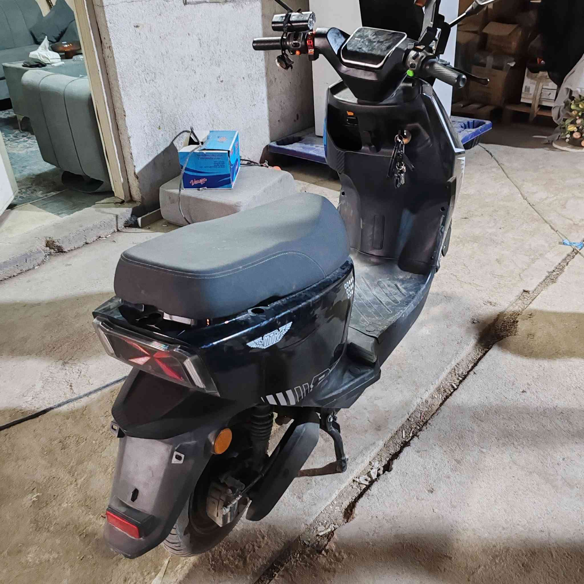للبيع سكوتر كهربائي رياضي قوي 72V 🔥عنواني حسينية الراشدية🛵 المواصفات:
⚡ بطارية ليثيوم 72V 40Ah
🔥 ملف/موتور 2000W
🏎️ 3 سرعات:
السرعة الأولى: 36 كم/س
السرعة الثانية: 50 كم/س
السرعة الثالثة: 65 كم/س
🔋 مدى يوصل إلى 100 كم حسب الاستخدام
🔌 شاحن 6A قوي وسريع
💡 إنارة LED
🪞 مرايات رياضية
🔊 سماعة بلوتوث عالي
🔌منفذ USP عدد 2
📱 حامل موبايل
🖤 اللون أسود مع أخضر
✨ شكل رياضي وفخم
💥 72V | 40Ah | 2000W |  | مدى 100 كم |  شاحن6A
💰 السعر: _900_ 📞 للتواصل: _***********_
للجادين فقط، والسكوتر جاهز للفحص والتجربة.
