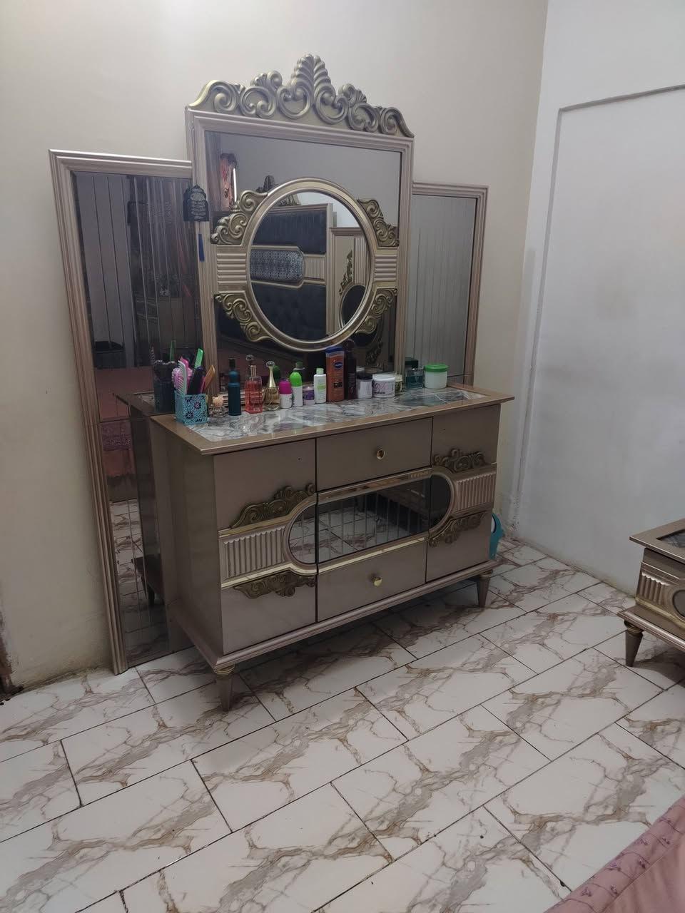 السلام عليكم غرفه تركيه للبيع السعر ٨٥٠ وبيه مجال اي استفسار واتساب ***********
