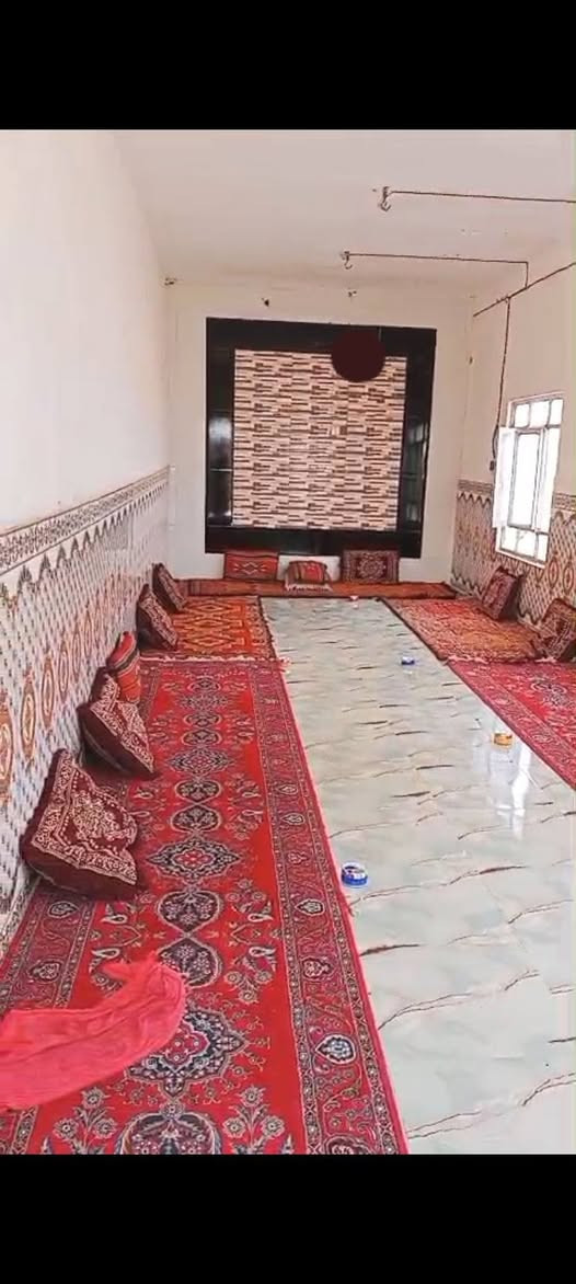 اخوان بيت للبيع بل زراعي خلف الحسينيات عمود 462 قريه سيد داخل يتكون من 5 غرف نوم + مطبخ +صاله + استقبال و حوشين كامل ماء و وطني و مولد موقع حلو
سعر 38 و بيه مجال
***********
اخوان بيت للبيع بل زراعي خلف الحسينيات عمود 462 قريه سيد داخل يتكون من 5 غرف نوم + مطبخ +صاله + استقبال و حوشين كامل ماء و وطني و مولد موقع حلو
