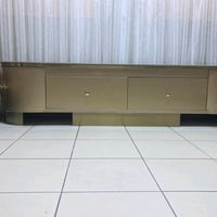 ميز بلازمه/ طول 2 متر+ وعرض السطح 50 سنتيم + نظافته 95 بالميه لوني ذهب...