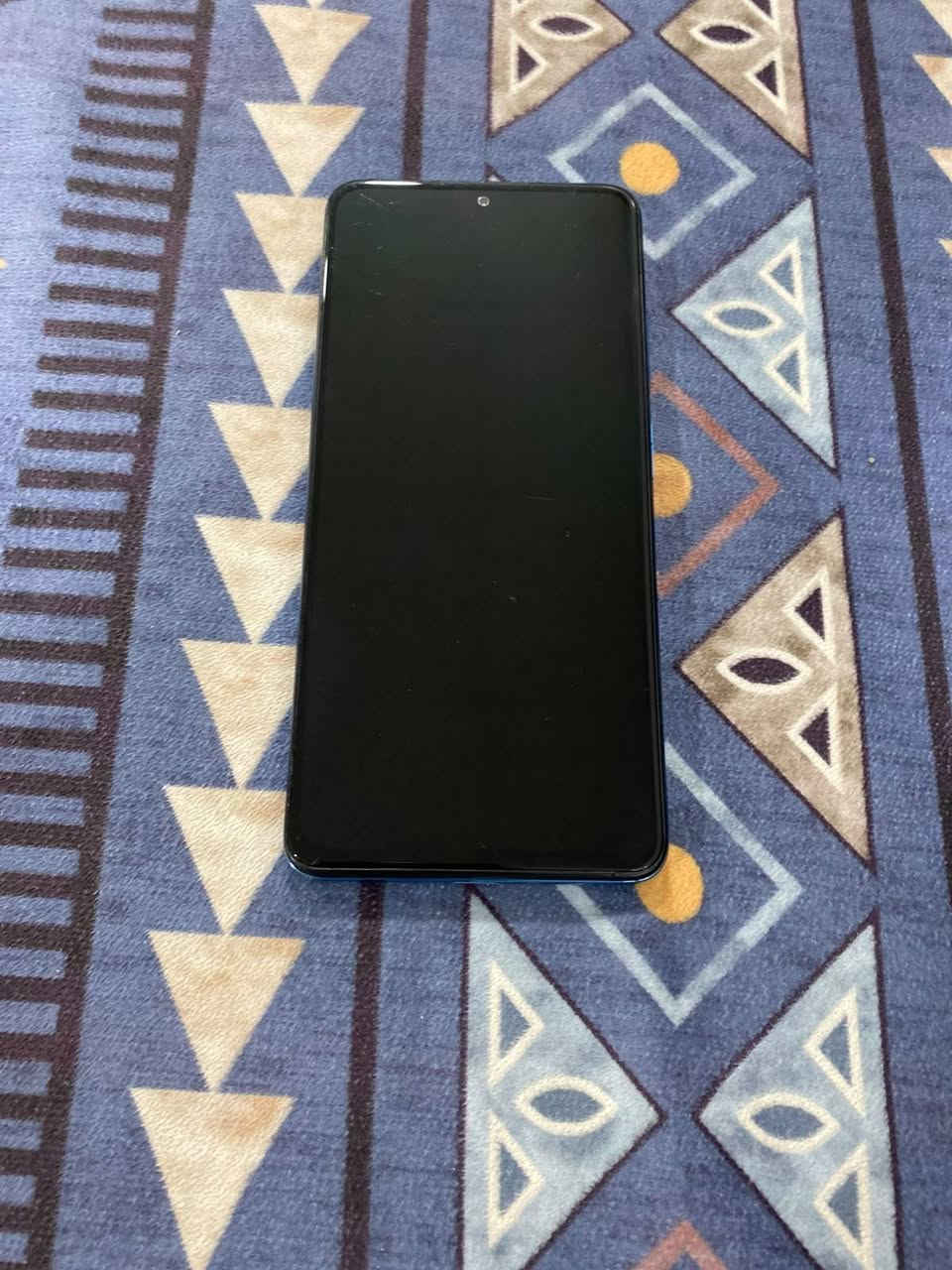 متاح..
بوكو x4.bro
ذاكره 256 
رام 8+3
فقط الشاشه طابعه مثل ماموضح بلصوره
الشراي يتصل او يراسل واتساب 
***********،
