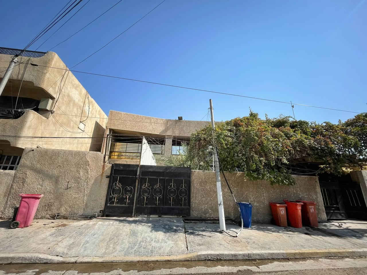بيت للبيع بحي الاطباء والخارجيه مساحة 300 واجهه 12 ونزال 25  قابل للتقسيم  ينباع بسعر ارض للاستفسار ***********او***********
