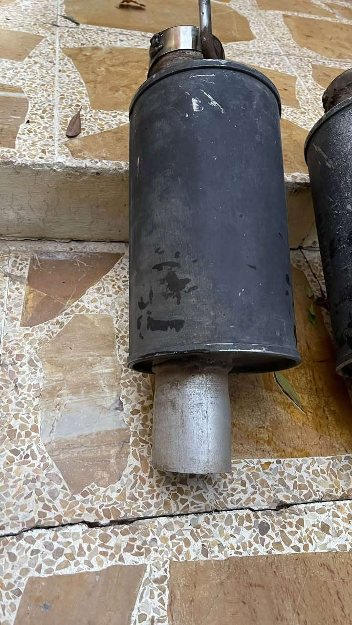 من رخصة الادمن
عندي مجموعة غراض للبيع اصليات ونظيفات جدا
1-دبلات امامي خلفي مع لويات لون اصفر SRT فاتحهن من سيارتي ماشيه 22 الف ميل سعرهن كاملات 350$ 
2-دبات لون اسود SRT لا صابغهن ولا ملعوب بيهن ع حطتهن فاتحهن من السياره 250 الف 
3-ارضيات بلاديه  سعرهن  50 الف
4-ستيرن هيتر 50 الف
5-تكمة جانبيه جهةٍ السايق 25 الف 
6-قاعده كيجات تكمة كاربون فايبر ثنائيه 20 الف
7-مجموعه ستدات اصليه كلهن 25 الف
اخوان اي غرض تحتاجوه راسلوني 
او واتسب ***********
