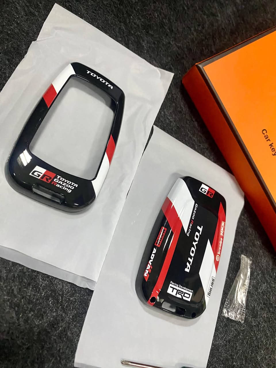 غلاف بصمة تويوتا مـاركـة اصلي بشعار 
 💯 Toyota GR Racing 💯
 
متوفر للفئات والبصمات الموضحة بالصور:

* Toyota Camry 2018–2024
* Toyota RAV4 2019–2024
* Toyota Corolla 2019–2022
* Toyota Avalon 2019–2022
* Toyota C-HR 2017–2024
* Toyota Prius 2016–2022
* Toyota 86 / GT86 2018–2024
* Toyota Highlander 2020–2022 

للاستفسار خاص او واتساب 
***********
متوفر توصيل 🚚 

#Toyota #GR #GazooRacing #ToyotaRacing #CarKey #KeyCover #RAV4 #ToyotaRAV4 #TRD #اكسسوارات_سيارات #كامري #راففور #تويوتا #هايلاندر #بريوس #غلاف_بصمة #كفر_بصمة

نص مكتوب في الصور:
- MODEL BASED ON ORIGINAL KEY
- PLEASE CONFIRM THAT YOUR KEY APPEARANCE
- MATCHES THE PICTURE BEFORE ORDERING
- FIT FOR مناسب لجميع الاشكال هذه
- 2 BUTTON
- 3 BUTTON
- 2+1 BUTTON
- 3+1 BUTTON