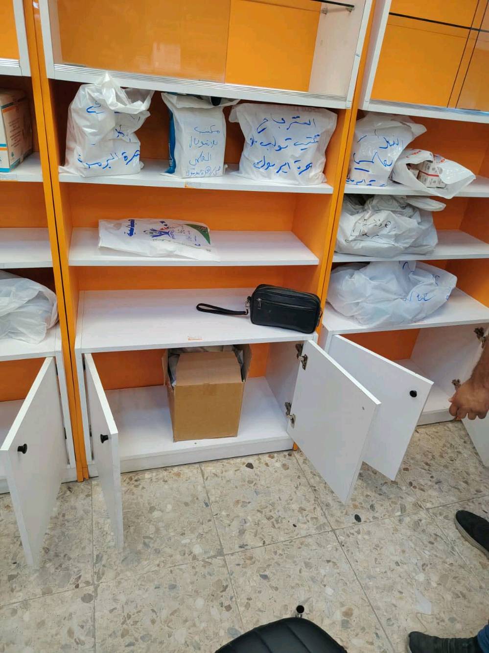 السلام عليكم ، فاترينات للبيع نظيفات جدا كما موضح بالصور يرهمن لأي مشروع محل 
السعر ٨٠٠ الف 
عنواني بغداد حي الجهاد المكاسب 
الرقم : ***********