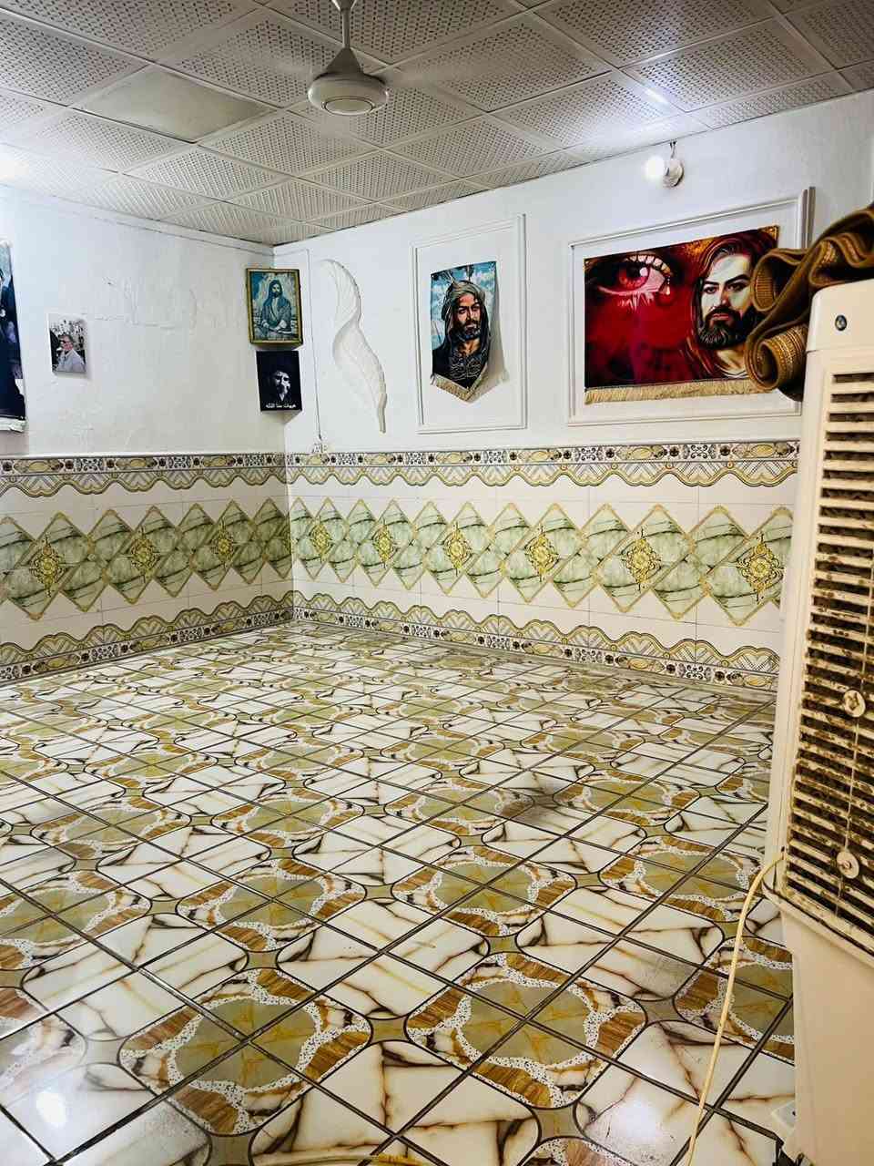 السلام عليكم بيت للبيع العزه القديمه عرصه يعني مكاتبه فقط عند الدلال عند الشراء المساحه 110 واقع حال يتكون من استقبال ومطبخ و3 غرف نوم وهول صغير وتواليت خارجيه وحمام داخلي للاستفسار على الرقم 
***********
واتساب ***********.
