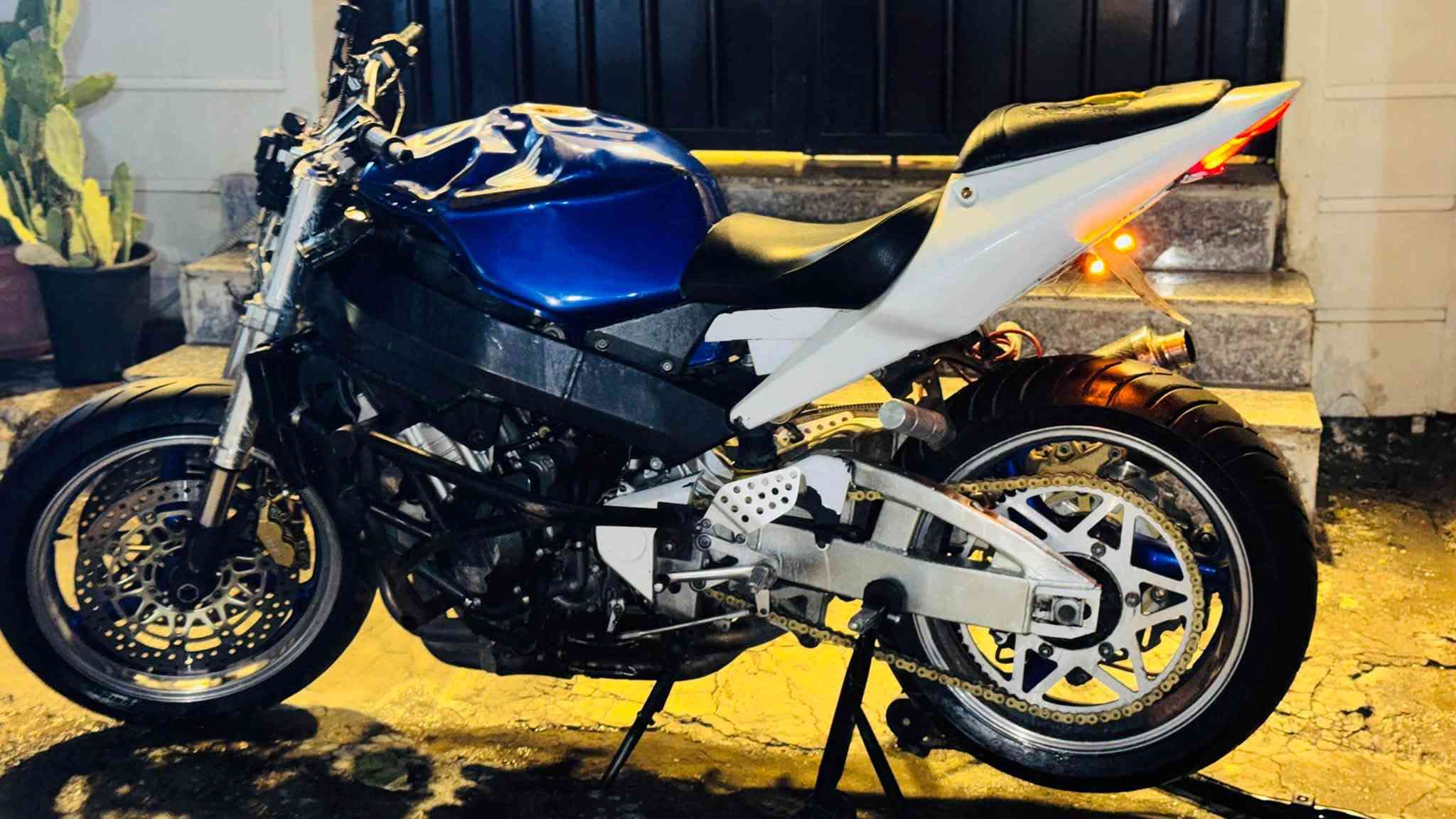 CBR 954 RR دڤل رياضي للبيع مال لعب عليها هدرز ودبل اكزوز وتطواله مال اكزوز كلچات رياضي عنبار بريك امامي برمبو البريك الخلفي 3 فچوج بكره مال لعب اصلي زنجيل 
جديد الدراجه خير من الله بس بيها نضوح ومالحك اسويها الدراجه سعرها مليونين وبيها مجال
 رقمي 
 واتساب فقط ***********
مكاني بغداد الغزالية

