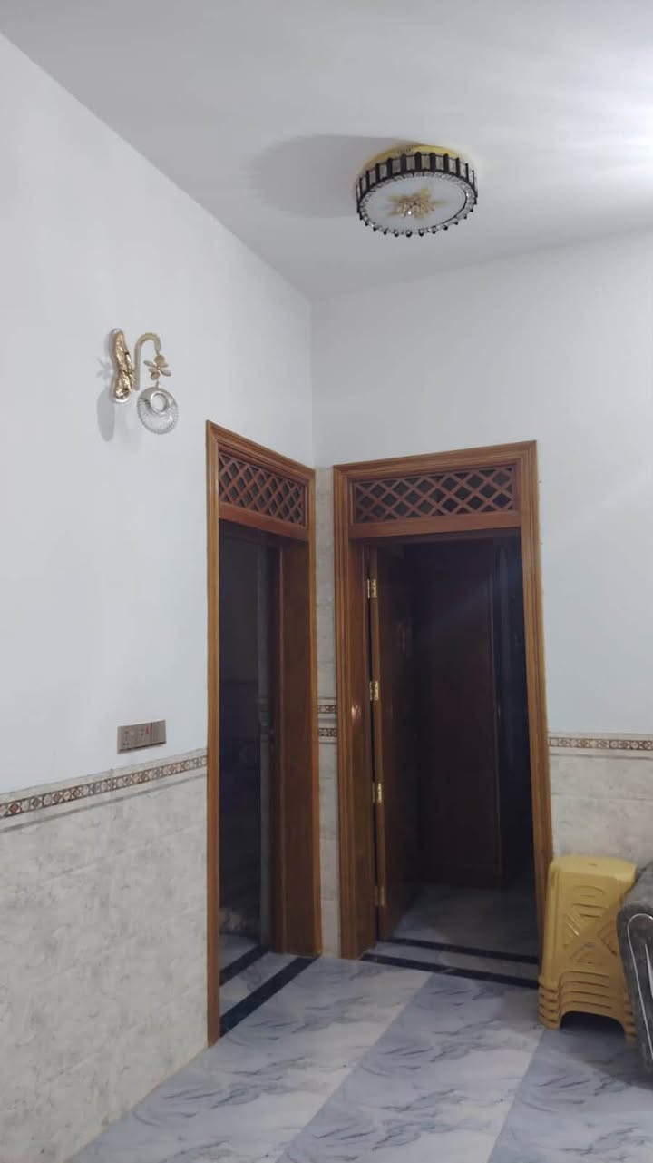 🏡 بيت للبيع – موقع مميز في زنكورة

📍 الموقع: الرمادي – زنكورة
📐 مساحة البيت: 500 م²
🌳 مساحة السياج الكلية: 1700 م²
🚗 شارعين:
• الشارع الأمامي 20 متر
• الشارع الجانبي 12 متر

🏠 تفاصيل البيت:

• 3 غرف نوم
• غرفتان بالطابق الأول: غرفة نوم + غرفة ضيوف
• غرفة نوم بالطابق الثاني
• صالتان: صالة ضيوف + صالة خارجية
• هول
• كندور
• استقبال
• مطبخ حار
• مطبخ بارد
• صالة بالطابق الثاني
• حمام بالطابق الثاني
• حمام داخلي + صحيات
• حمام خارجي + صحيات خارجية عدد 2

✨ مواصفات مميزة:
• البناء بالكامل من الحجر
• جميع المواد المستخدمة درجة أولى
• سنة البناء: 2025
• البيت كامل الخدمات
• موقع مميز وعلى شارعين

💰 السعر: 140 مليون دينار
🤝 السعر قابل للتفاوض

📞 للاستفسار والتواصل:
مكتب الورار للعقار
***********
