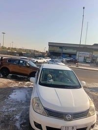 نيسان فيرسا 2010 هاج باك  حادثها حلو صبغ خشم البنيد فقط ماشية جدا قليل...
