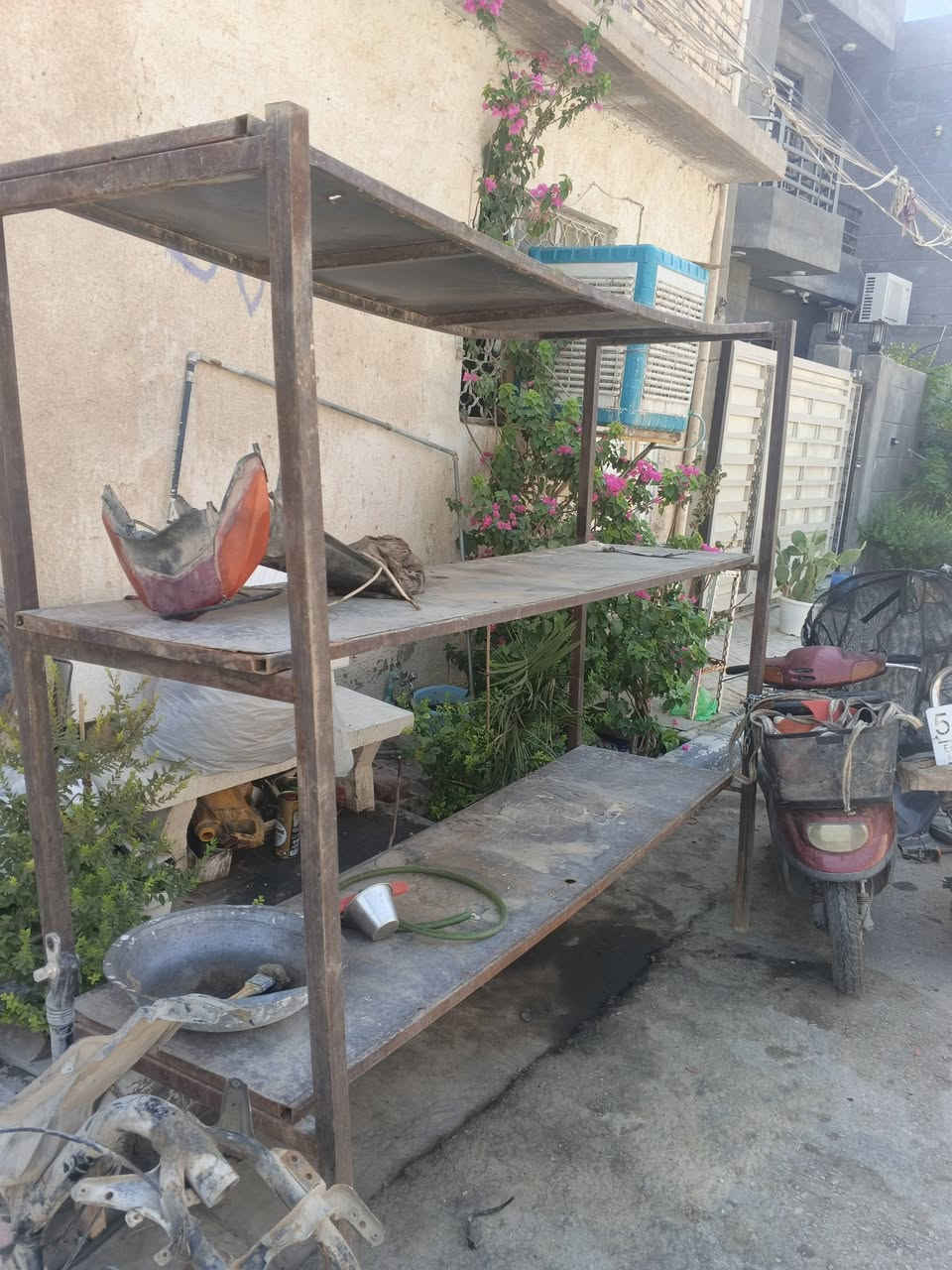 ميز رفوف 
3خانات عرض خانة 55سم
طول 2م
عرض220م
كربلاء حي سلام 
***********
