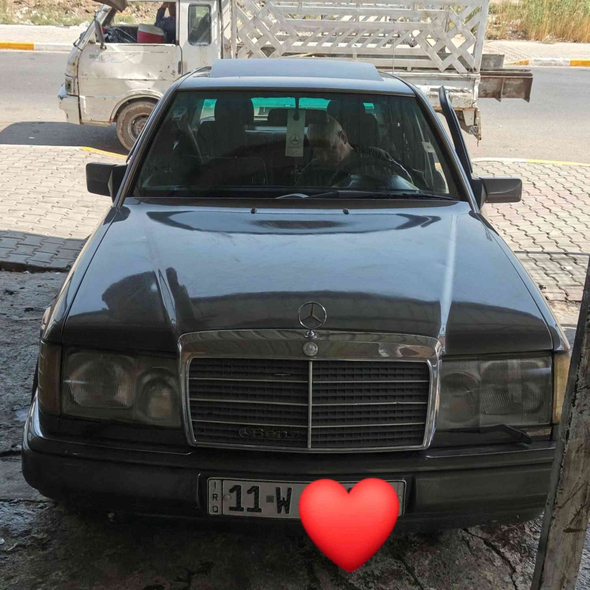 سلام عليكم مارسدس دب مديل91البيع وال مراوس حسب القناعه سياره جاهزه مكينه كير تبريد شرط الفحص دبل هورن كشن كهرباء فتحه سقف مكفوال ضربه وكص فقط صبغ عام منضومه زنون عالي ناصي رقم بغدادنكليزي سنويه جديده مكان سياره بغداد  اليوسفيه رقم صاحب سياره ***********اي سفسار اني بل خدمه
