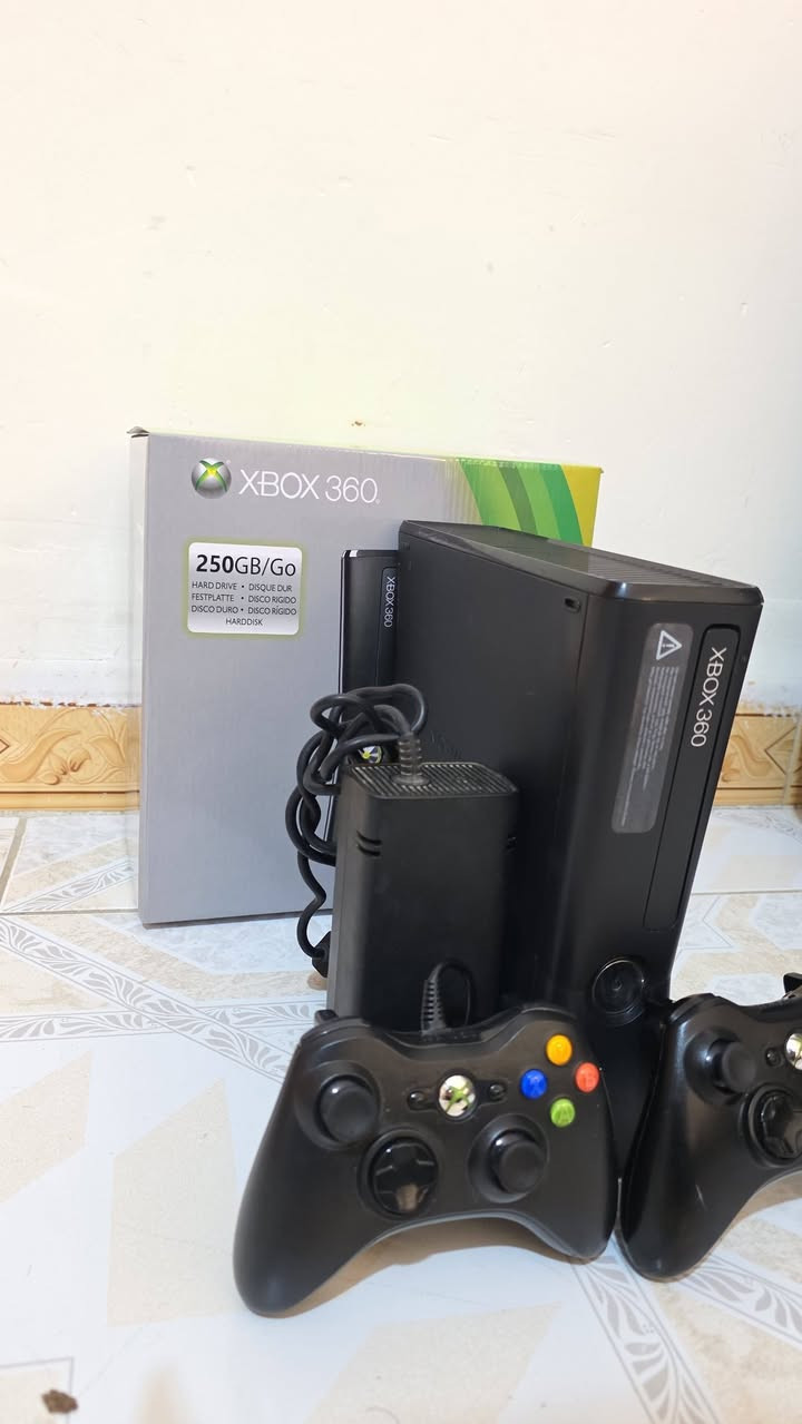 اكس بوكس 360 حيل حيل نظيف يحتوي على 114لعبة قويه ويحتوي على 2جوستك وكارتون وغراضه كله بلادي شرط الفحص السعر 125وبي مجال للطيبين توصيل جميع المحافظات متوفر ***********

