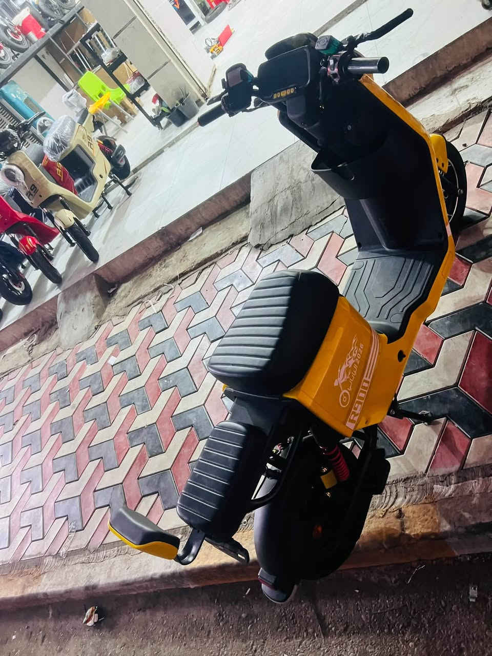 دراجه شحن R900 من شركه ولي ختم وفسفوره دراجه بلاديه سرعتها 80 حقيقي شاشه دجتل  ويل كب امامي مزوده مرتبه بطارياتها 5 كبار كل وحده 32 امبير فول مواصفات بيها بك رجوع للخلف وكلش مرتبه بلقران وتاخذها لاي مصلح وشوفها وشوف نضافتها مكفوله من شخط ما صارلها شهر من طالعه من الوكيل سعرها فقط 670 وبيها مجال وبخدمتكم خابروني وتدللون ***********
