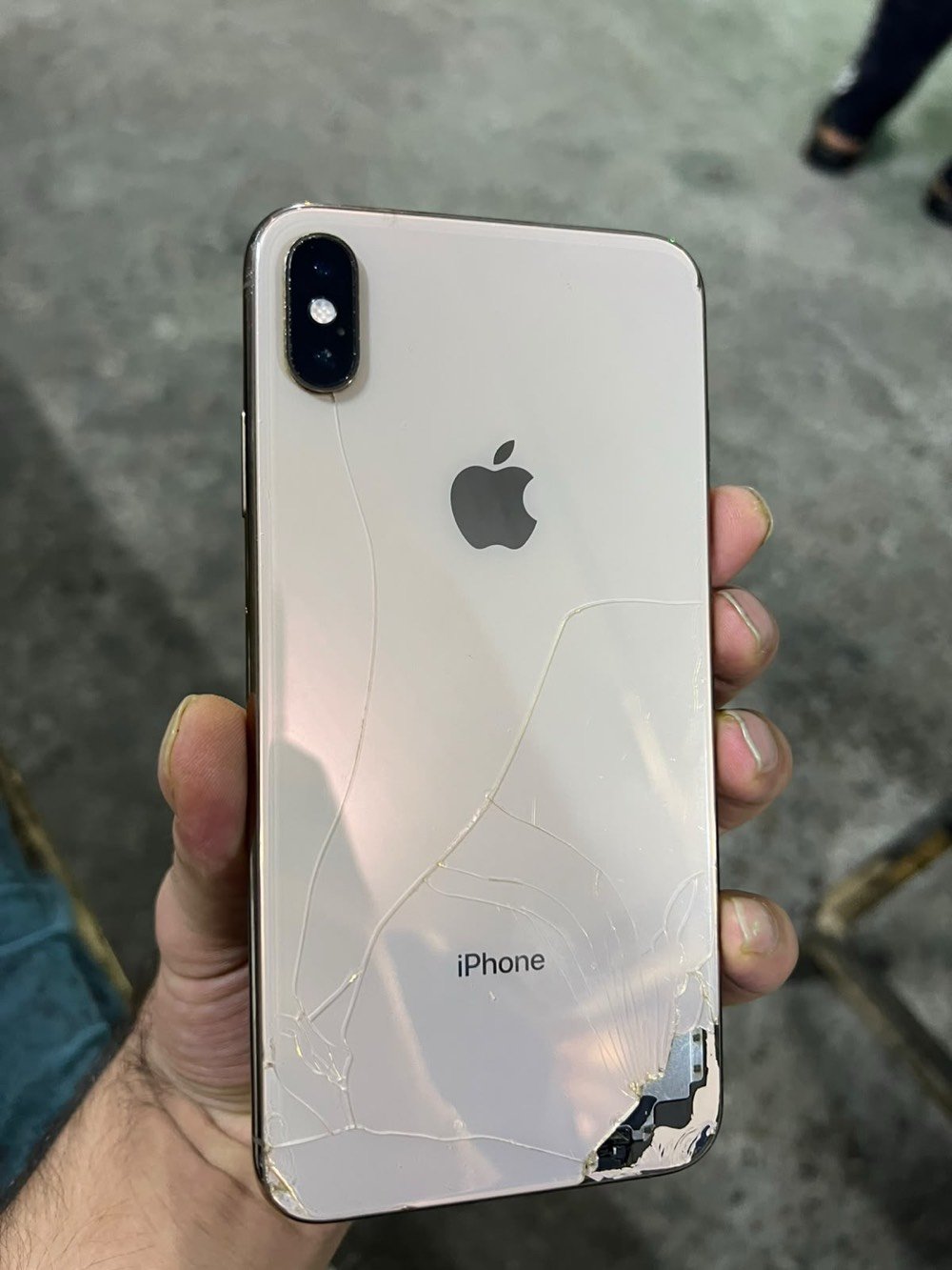X s max جهاز بي فطر موضح بلصورة ذاكرة ٢٥٦بطارية ١٠٠وبطاريتة بلادية موجودة عندي ضامهة جهاز بلادي ممفتوح على ايدي فتحتة وبدلتلة فيس ايدي شغال مكان بغداد الحسينية سعر ١٤٠