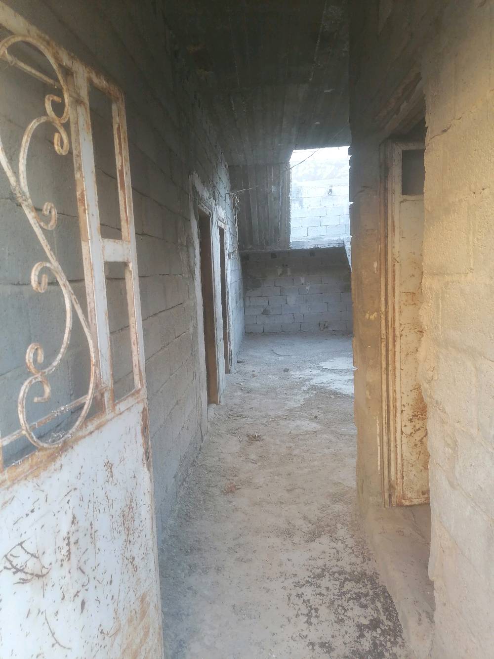 سلام عليكم هيكل. مساحته 325مربع. بي بناء 150متر يحتوي علئ غرفتين نوم كبيرات حمام مطبخ استقبال. تواليت خارجي. صب مسلح. الموقع. الراشديه قرية السلام السوامره سابقا.  سعر 55وبي مجال قليل. سند 25 زراعي. ***********
