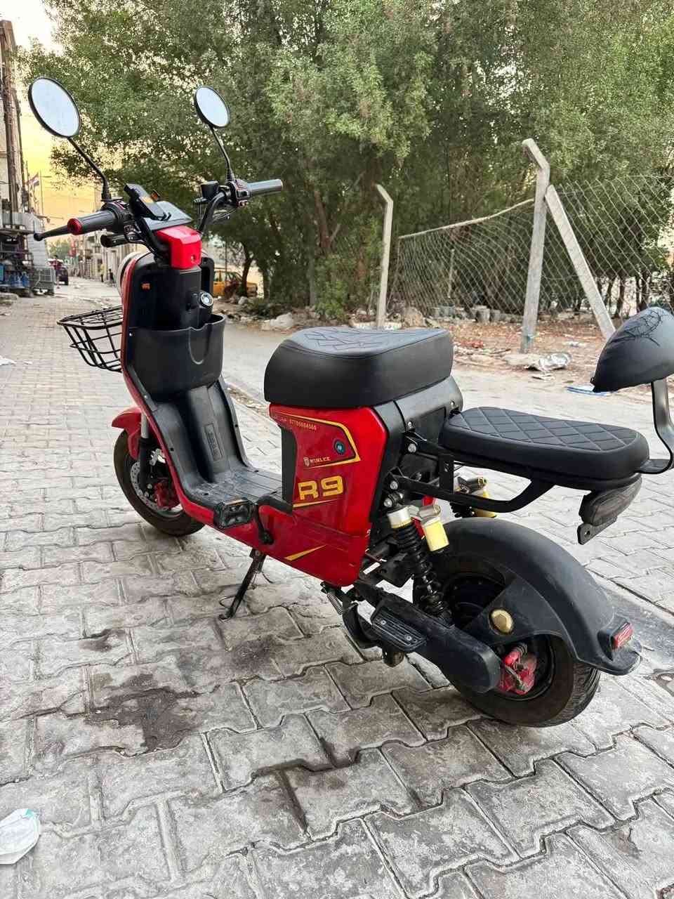 سلام عليكم 
R9 جديده استعمال قليل 
كلشي شغال بيها سعر 350 مكان بغداد الجديده رقم ***********
