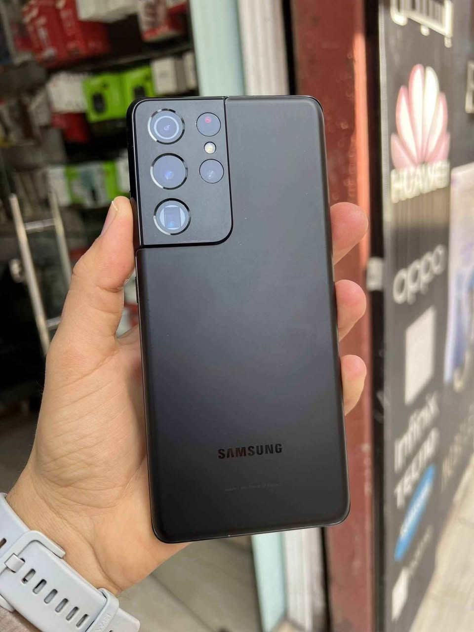 رخيص ومن سامسونج
الجهاز الاصلي من سامسونج توفر 
s20 الترا
 الشاشة: Dynamic AMOLED 2X بمقاس 6.9 بوصة، بدقة QHD+ ومعدل تحديث 120Hz.
المعالج: Exynos 990 (لنسخة الشرق الأوسط) أو Snapdragon 865 (لأمريكا).
الكاميرا الخلفية (رباعية): أساسية 108 ميجابكسل + تقريب 48 ميجابكسل (زوم حتى 100x) + زاوية عريضة 12 ميجابكسل + عمق TOF 3D (تصوير فيديو 8K).
الكاميرا الأمامية: 40 ميجابكسل.
الذاكرة والتخزين: رام 12 جيجابايت / مساحة 128 جيجابايت (مع دعم كارت ذاكرة خارجي).
البطارية: 5000 مللي أمبير وتدعم الشحن السريع قدرة 45 واط والشحن اللاسلكي. 
السعر 340 الف
بغداد زيونه ربيعي قرب مجمع البركه 
*********** بغداد, العراق
