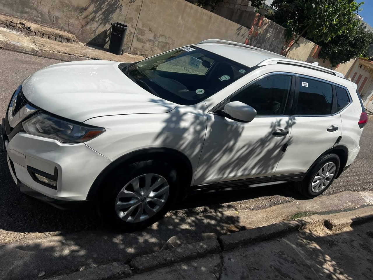 نيسان روج أمريكي S موديل  2017 AWD ابيض ثلاجي بدون صبغ  كلين  حجر ايرباك بشرط رقم سنويه جديد  سونر موجود  مكان سيارة عقره تلفون *********** كورك وتساب           مكان سيارة عقره سعر 148مجال قليل
