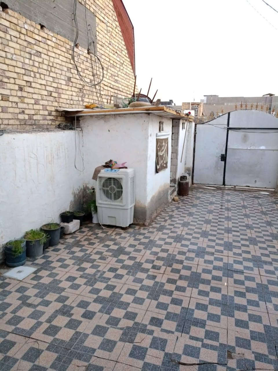​🏠 دار سكن  للبيع (طابو صرف عثماني )
📍 الموقع: حي الثقافي - خلف مدرسة الريادة ( متوفرة كافة الخدمات) ⭐⭐✅ملاحظة ⭐ يصلح لبيت شقق لطلاب الجامعة لبيت قريب علئ باب الجامعة شارع رئيس الجامعة 
📐 المساحة: 200 متر واقع حال 247
​تفاصيل الدار   اساس البيت كونكريت مسلح صقف البيت نص عكادة ونص سندويج والبناء بلوك ولبيت يباع معة الاثاث 
​🛏️ غرف نوم عدد 2
​🛋️ صالة 
​🍳 مطبخ
​🚿 صحيات داخلية وخارجية
​🚗 طارمة كبيرة جداً
​
​📩 لمعرفة السعر:
اضغط (لايك 👍) وعلق بـ (تم) لتصلك كافة التفاصيل على الخاص، أو اتصل 
📞 ***********
.
