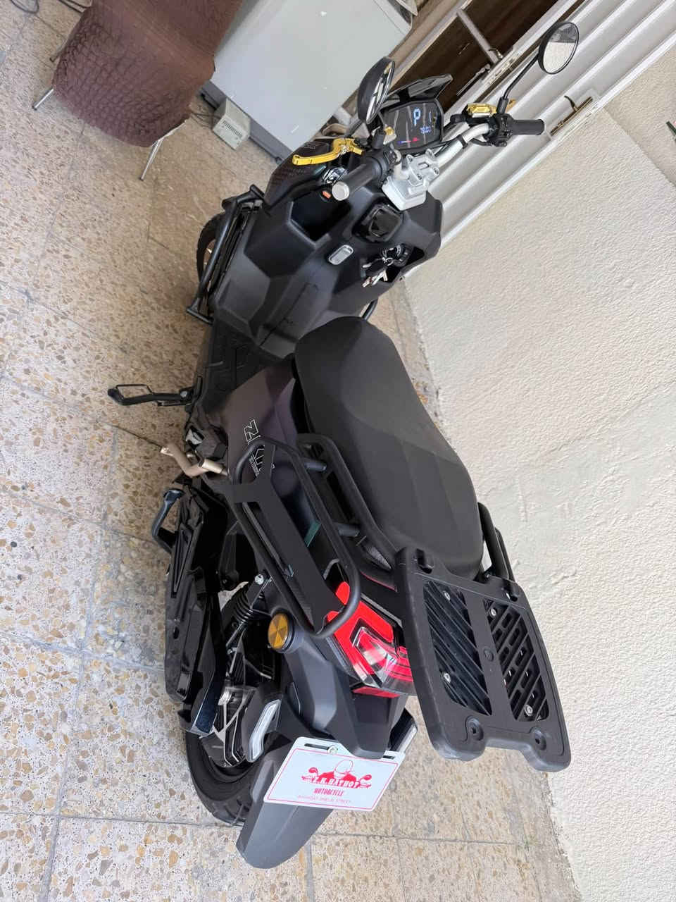 للبيع: دراجة كهربائية (سكوتر) بحالة الجديدة تماماً! 🛵⚡
الدراجة «طبق جديدة» (زيرو) وبتصميم عصري ومميز جداً (كما هو موضح في الصور)، جاهزة للركاب وبدون أي نقص.
🌟 أبرز المواصفات:
 المحرك (الملف): حقيقي بقوة 3000 واط، وعزم قوي جداً.
 البطاريات: تحتوي على 6 بطاريات عادية كبيرة (وليست ليثيوم)، وتتميز بأن "ملفها وعقلها يرجع عليها" لأداء ممتاز ومستقر.
 الضمان: ضمان حقيقي لمدة سنة كاملة من الشركة ضد أي خلل في البطارية.
 السرعة والمدى: دراجة ممتازة وقوية، تمشي حقيقي بين 75 إلى 85 كم/ساعة (فوق الـ 70 بكل مرتاح).
وبيها مثبت سرعة وكذلك بيها رجوع مثل سيارة بك .
 السرعات: مزودة بـ 3 سرعات مختلفة لتناسب رغبتك في القيادة.
 الشحن والإضاءة: شحن إلكتروني ذكي، مع مصباح أمامي قوي ومميز.
📸 الصور المرفقة تحجي عن نظافة وحالة الدراجة الجديدة.
📍 للاستفسار ومعرفة التفاصيل أو السعر:!!!!
يرجى مراسلة الصفحة على الخاص أو الاتصال على الرقم: ***********
