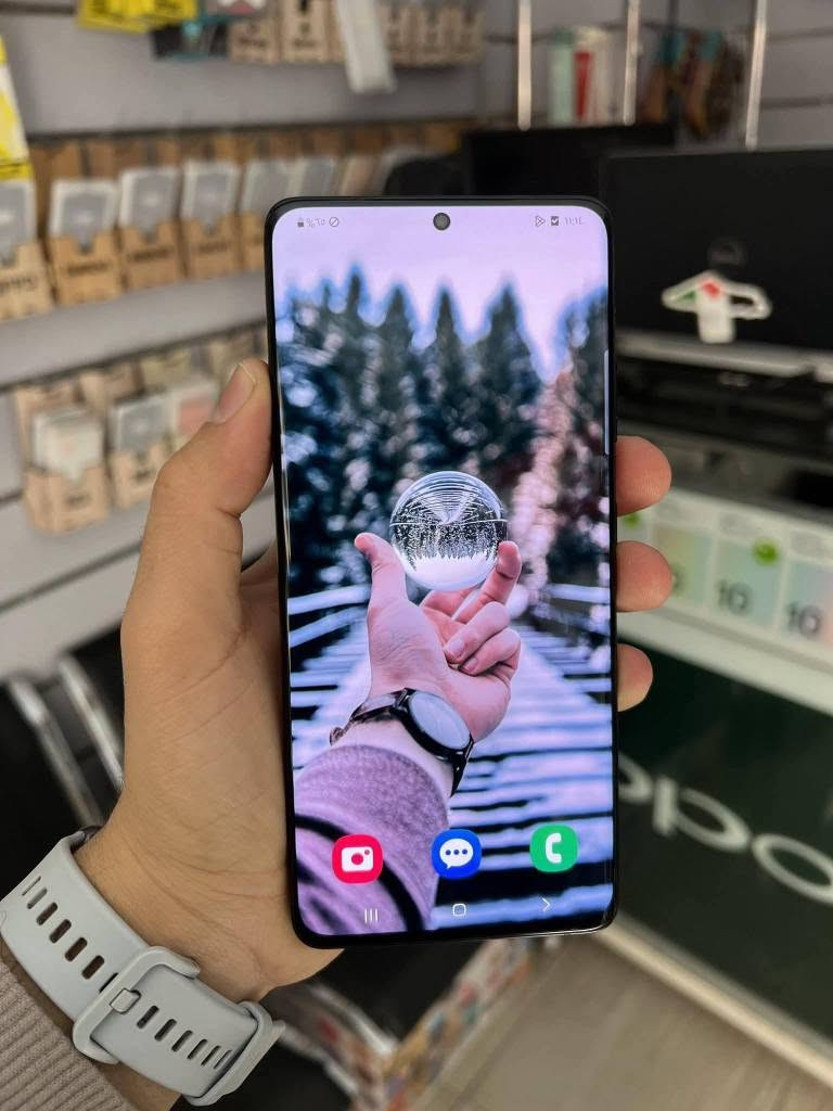 الجهاز الاصلي من سامسونج توفر 
s20 الترا
 الشاشة: Dynamic AMOLED 2X بمقاس 6.9 بوصة، بدقة QHD+ ومعدل تحديث 120Hz.
المعالج: Exynos 990 (لنسخة الشرق الأوسط) أو Snapdragon 865 (لأمريكا).
الكاميرا الخلفية (رباعية): أساسية 108 ميجابكسل + تقريب 48 ميجابكسل (زوم حتى 100x) + زاوية عريضة 12 ميجابكسل + عمق TOF 3D (تصوير فيديو 8K).
الكاميرا الأمامية: 40 ميجابكسل.
الذاكرة والتخزين: رام 12 أو 16 جيجابايت / مساحة 128 أو 512 جيجابايت (مع دعم كارت ذاكرة خارجي).
البطارية: 5000 مللي أمبير وتدعم الشحن السريع قدرة 45 واط والشحن اللاسلكي. 
السعر 340 الف
بغداد زيونه ربيعي قرب مجمع البركه 
*********** بغداد, العراق
