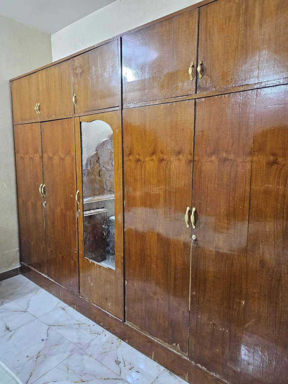 سلام عليكم
غرفه اخشاب تسكام عراقي ٣قطع كنتور ٥باب وجربايه وميز 
سبب بيع انتقال سعر ٣٠٠وبيه مجال لتواصل خاص وتساب ***********
