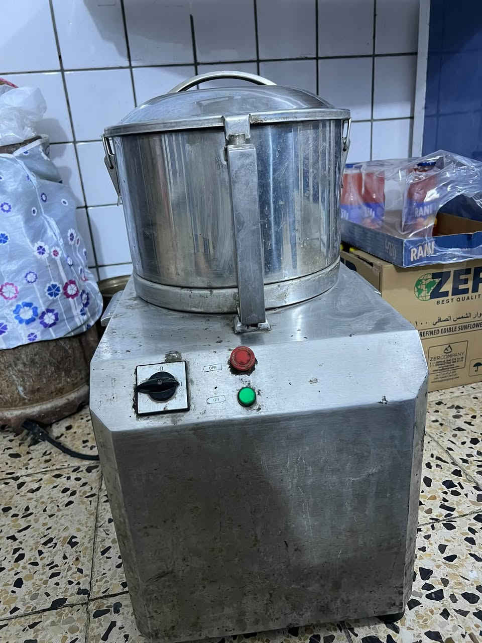 خلاط universal fritter
خلاط حمص بطحينه او صلصات او غيرهة صناعيه 

السعه 8 لتر
القدره الكهربائيه 2.5 كيلو واط
الوزن 56 كيلو 
نوعيه ممتازه لا بيهة عطل ولا داخله تصليح بعدهة عله حالت الوكاله 
للبيع المكان حي الجهاد 
***********
