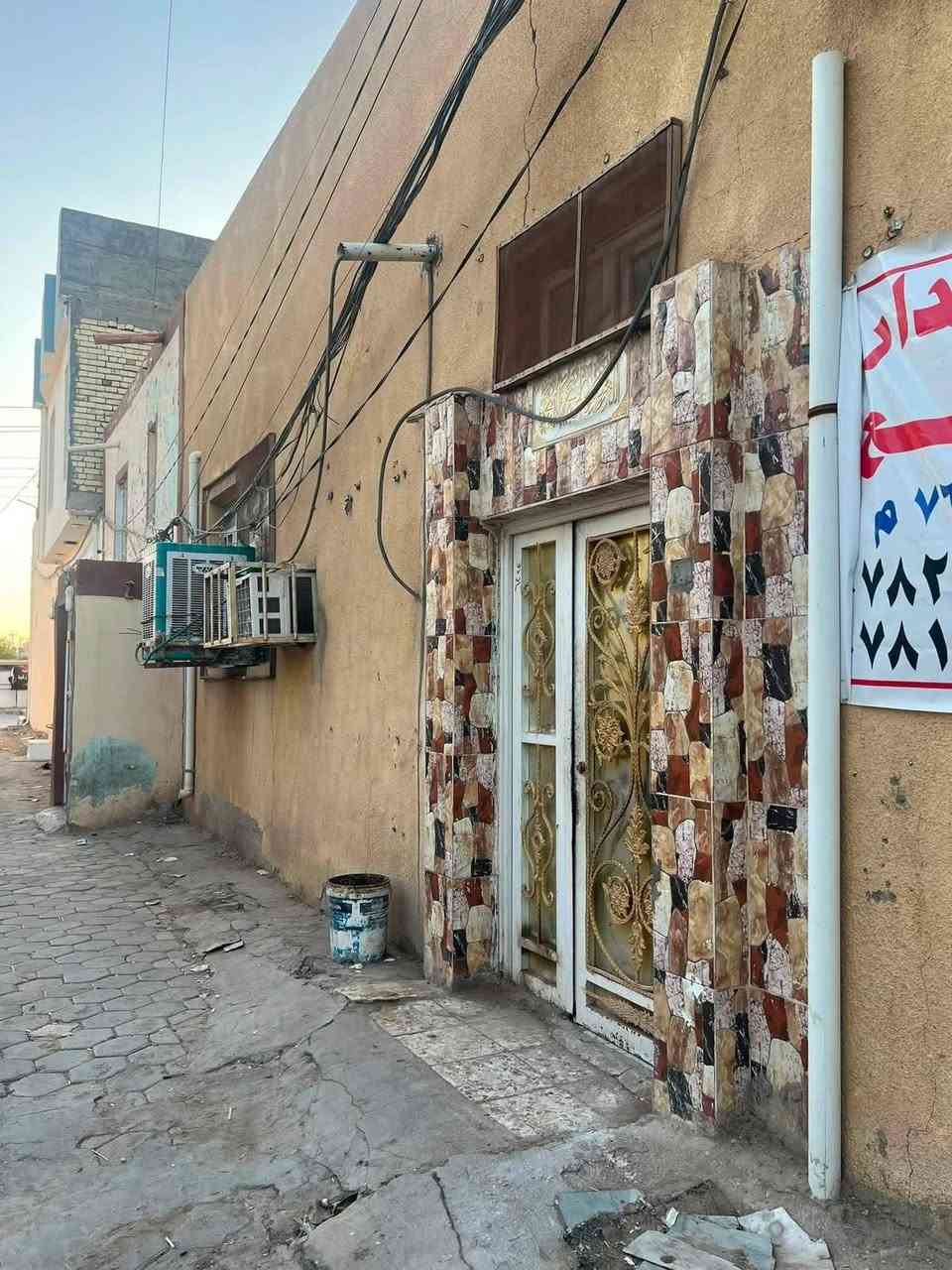 دار البيع مساحه٧٦واقع حال٨٠ مكانه بحي الانصار النجف  بيت يحتوي على استقبال وغرفه وصاله وصحيات معزوله البيت موقعه الدقيق ركن خلف مدرسة القدام البنين وتصال على ارقام موجوده امامكم 
***********
