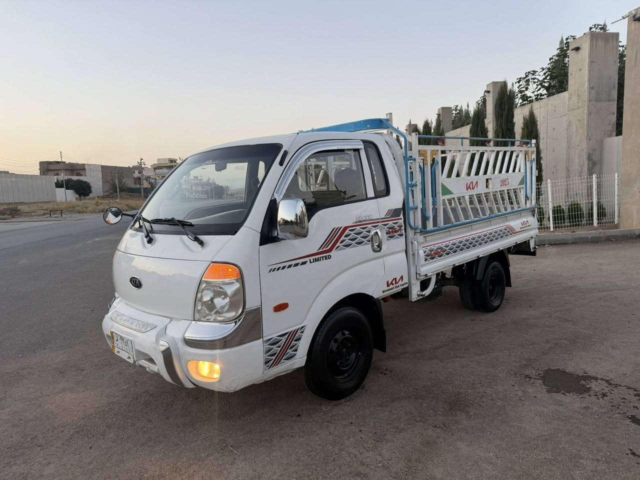 کیا مۆدێل 2011 سەیارەکە ساغە ..موسوبراوە بەشەرت
مەکینە 3000عادی پەمپونۆزڵ مەکینەمەرغوب گازهەرناخوات..
سەیارەکە دەعموولێدراوی نیە .جێ جئ بۆیاخی هەیە 
من بەکامل بۆیاخ ئەیفرۆشم.
گێڕ مەکینە ئەکسل شانسی بەشەرت
تەبریت ساردوگەرم بەشەرت
6تایەی لۆکی تازە بۆ بەستراوە ناوبۆدیو چەمچە 
تەقەوڕەقەی نیە .کارەبای مەزبوت  دەعامی بۆ دەعامی بەشەرت .حازرە بۆ ئیش....سعری 55گەڵاو یەک مەجالی برایەنە  پارەی بڕاوەیەکیش نیە شوێن سلێمانی *********** ڕەحمەتت لێبێ ئەگەر زۆر زۆر مشتەری نیت سەرم مەیەشێنە
