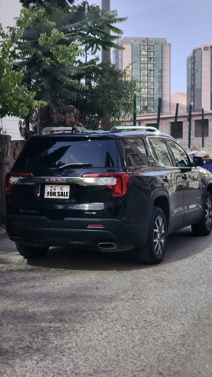 ✨ جمسي أكاديا 2022 GMC Acadia SLE VIP ✨

السيارة المرغوبة التي تجمع بين الفخامة، الثبات، والقوة
صاحبها الأول طالبها مواصفات خاصة "تفصال" من الشركة، والسيارة بإسمي والتحويل فوري وبشرط.

📋 المواصفات الأساسية للسيارة
2022 SLE (VIP - دبل أكسن)
58 ألف ميل
أسود ملكي مميز 🖤
2.0 لتر توربو (4 بستن) بقوة 228 حصان (سريع واقتصادي، تمشيك بالتانكي حوالي 890 كم، ويقبل بنزين عادي)

كير 9 نمر أوتوماتيك (نظام دكم)

نظام تزحلق الوحل والثلج، الطرق الوعرة، السباق Sport، دفع أمامي + فورويل (أمامي وخلفي)

🔹 أهم المواصفات والأنظمة الذكية (VIP)
•  فتحتين سقف + 3 صفوف مقاعد منفصلة (الكشن الرئيسي كهربائي + نظام تدفئة كشنات الأمامية).
• نظام صوتي احترافي: 8 سماعات طلب خاص ماركة Bose® Premium.

•  التبريد: 3 قطع ثلج تحكم مستقل لكل الصفوف.

•  الشاشة: شاشة بلادية تدعم Apple CarPlay و Android Auto.

•  التشغيل والدخول: تشغيل عن بعد، 2 سويج بصمة، 5 بصمات أبواب للدخول الذكي، مع نظام قفل تلقائي.

•  الصندوق الخلفي: كهربائي يفتح بالحساس (عن طريق القدم) مع إظهار علامة GMC ضوئياً.

•  أنظمة الأمان والرادارات: رادارات خلفية، جانبية، وأمامية، نظام تحديد مسار الشارع الذاتي، نظام التوقف الذاتي الفرملة التلقائية، ومنبه ما قبل الاصطدام على الزجاج الأمامي (داتا شو).

•  الإضاءة: منظومة زينون بلادية مع نظام الإضاءة العالية الأوتوماتيكية، وإشارات على المرايا الجانبية.

•  إضافات أخرى: سايد بريك بصمة، شفتات تحكم بالستيرن، مثبت سرعة، منافذ شحن موبايل لجميع صفوف المقاعد، بطارية AC-Delco بلادية، أرضيات جلد كاملة بلادية تحمل شعار GMC الأصلي، السيارة مسويلها سيرفس كامل وتخم إطارات جديد.

🔹 حالة البودي والحادث
• البودي: السيارة كبس من الأمام والخلف على هيئة الشركة، ومجهزة بدعاميات بلادية فئة Denali.
• الحادث: خفيف في جهة السائق بدون أي ضرر داخلي. الجاملغ الأمامي مرجع بلادي، والضرر الثانوي في الجاملغ الخلفي.

السعر
23,600$ (شدتين و 36 ورقة)
للاستفسار والتواصل واتساب
*********** دهوك, العراق
