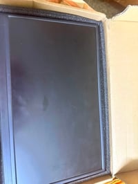 شاشة ثانوية للبيع FHD 60hz نضيفة و شغالة ع الفحص و محلقات كاملة السعر6...