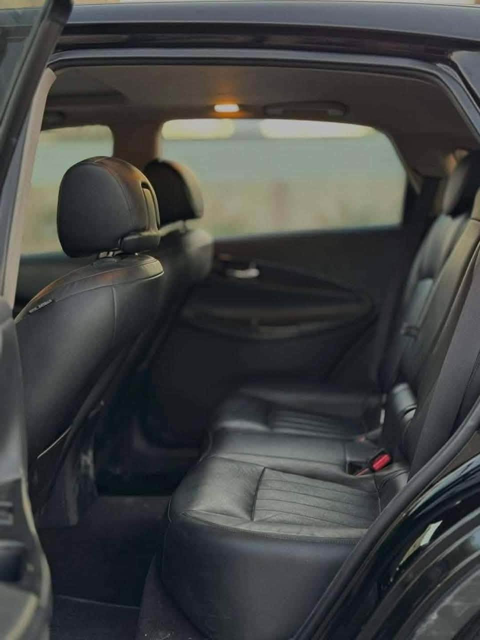 انفينيتي QX50 موديل 2017 .
هاي كل المواصفات التفصيلية على شكل نقاط 👇

المحرك والأداء
المحرك: V6 سعة 3.7 لتر تنفس طبيعي
القوة: 326 حصان
العزم: 361 نيوتن-متر
ناقل الحركة: اوتوماتيك 7 سرعات
نظام الدفع: دفع كلي AWD ستاندرد
التسارع 0-100 كم/س: 6.8 ثانية
السرعة القصوى: 232 كم/س

الأبعاد والسعة
الهيكل: SUV كروس اوفر 5 ابواب
عدد المقاعد: 5 مقاعد
الوزن: 1780 - 1797 كغ
سعة خزان الوقود: 80 لتر
سعة الصندوق: 309 لتر - 1175 لتر عند طي المقاعد

الوقود والاستهلاك
نوع الوقود: بنزين
الاستهلاك المختلط: 8.5 لتر/100كم
الاستهلاك داخل المدينة: 10.8 لتر/100كم
الاستهلاك على الطريق: 7.2 لتر/100كم

المواصفات الخارجية والداخلية ستاندرد
الجنوط: المنيوم قياس 18 إنش
الاضاءة: LED امامية نهارية + LED خلفية
المرايا: كهربائية بنفس لون الهيكل
المقاعد: جلد فاخر، كهربائية 8 وضعيات
عجلة القيادة: جلد، متعددة الوظائف، قابلة للتعديل
الدخول والتشغيل: بدون مفتاح Keyless
فتحة سقف: موجودة
الزجاج: كهربائي

التقنيات والترفيه
النظام الصوتي: Bose مع 11 سماعة + مشغل CD + MP3
الشاشة: 7 انش ملونة مع نظام ملاحة DVD
الاتصال: بلوتوث + USB + AUX
الكاميرا: كاميرا رؤية خلفية + حساسات ركن
نظام تنقية الهواء: ينظف الهواء بنسبة 99%

الأمان
الوسائد الهوائية: 6 وسائد هوائية
نظام الثبات: Stability Control
فرامل: ABS + توزيع الكتروني للفرامل
فرامل امامية/خلفية: اقراص مهواة

ملاحظة مختصره /
السياره كفالة عامة فقط باب خلفي كلير 
تحويل او وكالة مباشر بااسمك
رقم اربيل سنويه جديدة

للبيع والمراوس 
السعر 125 وبيها مجال 
مكانه ديوانية 
***********
