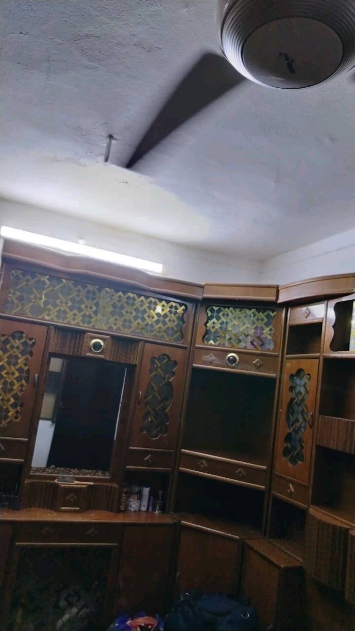غرفه اخشاب كامله للبيع السعر المكتوب بي مجال اريد ابيعه لان غرفتي ضيگه مكاني بغداد ابو غريب. 