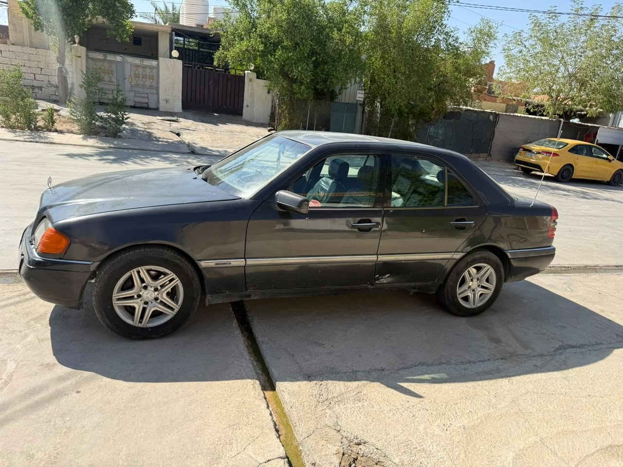 مرسدس موديل 94 محرك بطه 2ونص لا صبغ 
لا غرامه رقم انكليزي أربيل تايرات صدر باتري جديد
عنوان ديالى  خانقين *********** خناقين, ديالى
