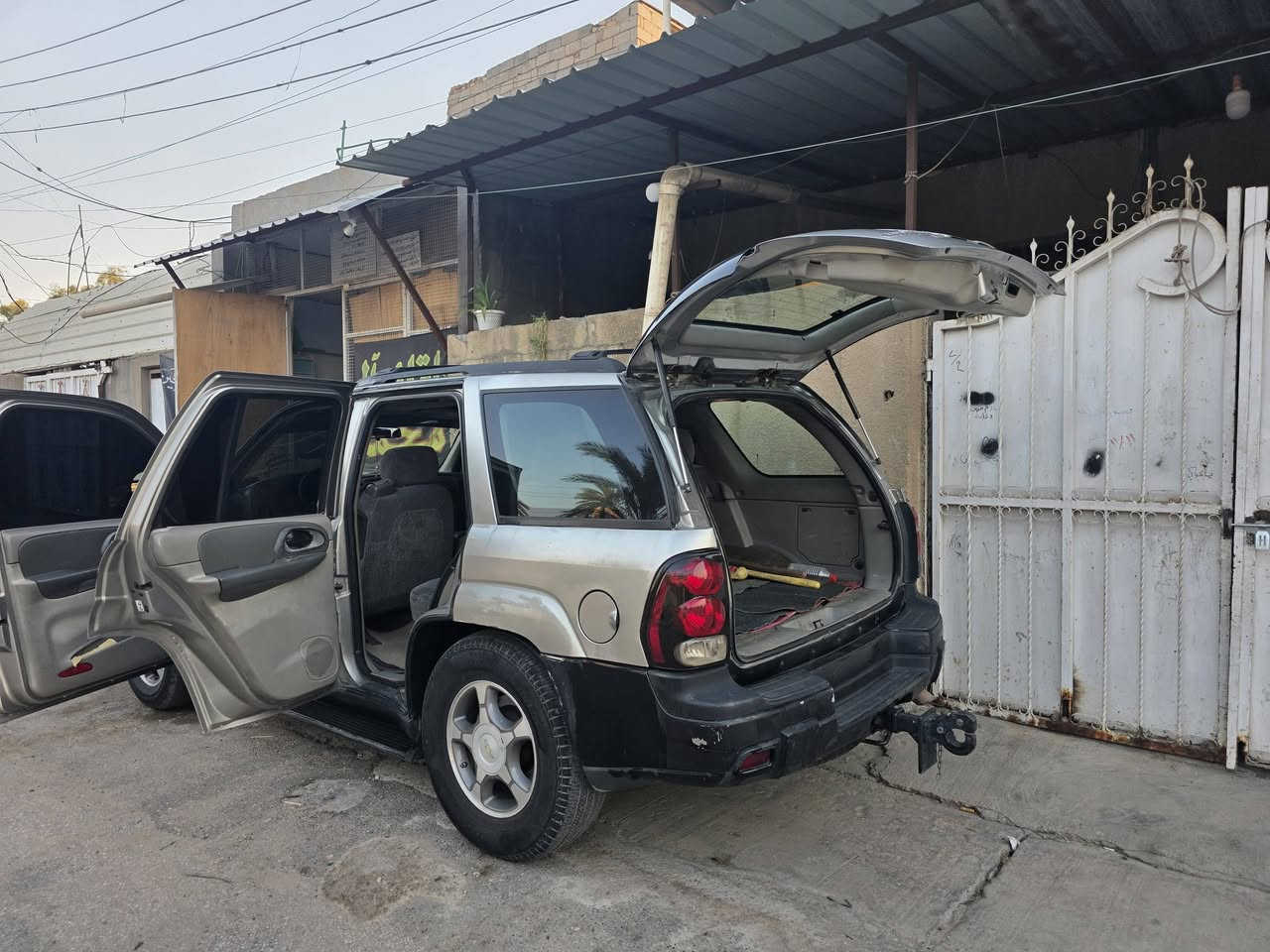شوفرو ليت بلايزر موديل ٢٠٠٣جديدة بمعنى الكلمة مكفوله من الصبغ والضربه محرك المرغوب قبق اسود حداديه جديده تخم تاير /السعر ١٠٥ بيه مجال بسيط/العنوان/بابل /المسيب/ت/صاحب السياره/***********
