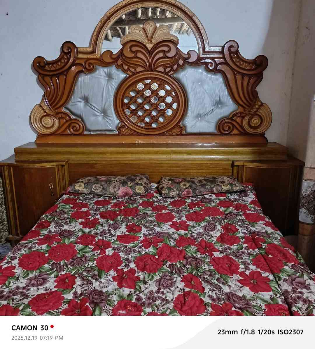 سلام عليكم عندي غرفة اخشاب بتصميم تركي للبيع الاتصال ***********

