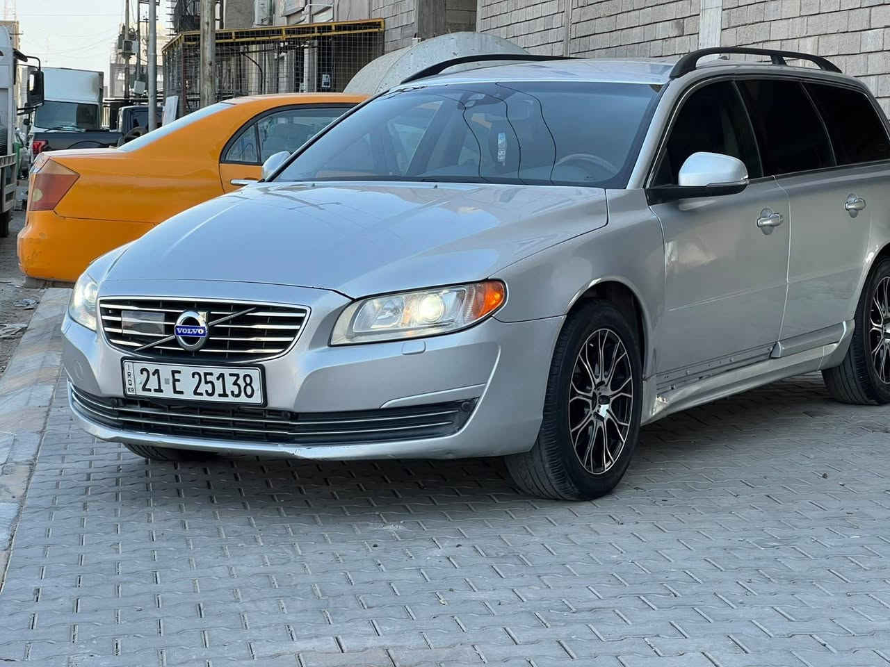 السلام عليكم للبيع فولفو V70 2016 فول مواصفات للأخير مواصفاتها معروفة V70  تبريد قطعتين  محرك 2000 تيربو صدر جديد تخم تايرات جدد صيغ ٤ قطع بدون ضرر مكاني صلاح الدين تكريت السعر 75 وبيها مجال الهاتف ***********
