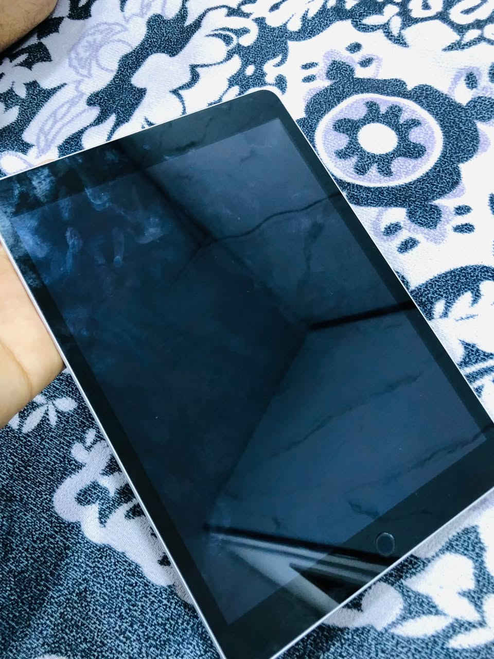 ايباد 9 مكفولً ونضيف بلا ملحقات عوزه بطاريه لين تصرف لا تكلي شبي مابي ذاكره 64 قفلل قفل160 لا تدخل تعامل ولمو شراي لا يدخل ويتعبني رجائآ

نص مكتوب في الصور:
- ١١:٣٣ م الثلاثاء ٢٢ أيلول حويل < iPad < 26.5.2 iPad (الجيل التاسع) MK2L3ZP/A R6T9Y6540W الاسم إصدار iPadOS اسم الطراز رقم الطراز الرقم التسلسلي الأغاني الفيديوهات الصور السعة متوفرة D0:58:A5:92:AA:61 عنوان Wi-Fi D0:58:A5:82:BA:41 Bluetooth SEID إعدادات ثقة الشهادة بحث حساب Apple سجل الدخول للوصول إلى بيانات iCloud وApp Store وخدمات Apple والمزيد. إنهاء إعداد iPad نمط الطيران Wi-Fi HR 1 Bluetooth مشغل البطارية عام تسهيلات الاستخدام البحث الشاشة الرئيسية ومكتبة التطبيقات الكاميرا تعدد المهام والإيماءات خلفية الشاشة