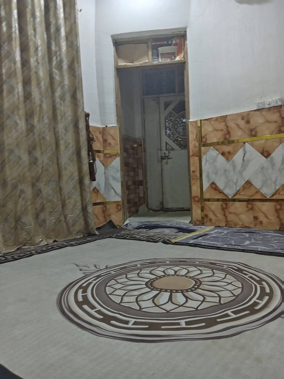 السلام علیکم ورحمة 
بیت للبیع کامل المساحه200م  طابو صرف فی منطقه الحي الجامعي
قاط واحد کونکريت مسلح الاساس 50 سم والصطح رباط30 *25سم  يحتوي علی غرف   عدد 2 5في4 زائد صاله 4في 8  زائد منور واحد زائد ديوانيه 7في 4 زائد گراج 5 متر صحيات خارجي وداخلی بيع مستعجل وشراي يدلل رقم صاحب البيت *********** ابو علي
ملاحظة البيت فيه نقوصات حشى القارء ارضيه بعده صب مو كاشي والسقف بعده ما مابوخ والبيبان الداخليات الخشب بعده ما شاديهن وستاره الوجه غير كامله يعني مابانيه
