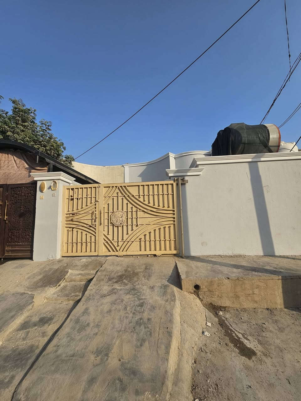 🏡 بيت للبيع – فرصة مميزة
بيت سكني بتصميم مودرن كلاسيك وواجهة أنيقة، مرتب وجاهز للسكن ✨

📍 الموقع: المفرق نهاية شارع العريض قرب جامع الشهداء
📐 المساحة: 150 متر
🛏️ عدد الغرف: استقبال+مطبخ+صاله+غرفة نوم في الطابق الأول+منور +ترك+ وغرفةفي الطابق الثاني 
🚿 عدد الحمامات: 2
🏠 عدد الطوابق:طابق ونصف__________
💰 السعر: __130وبي مجال
•
والاستفسار.⬅️***********
