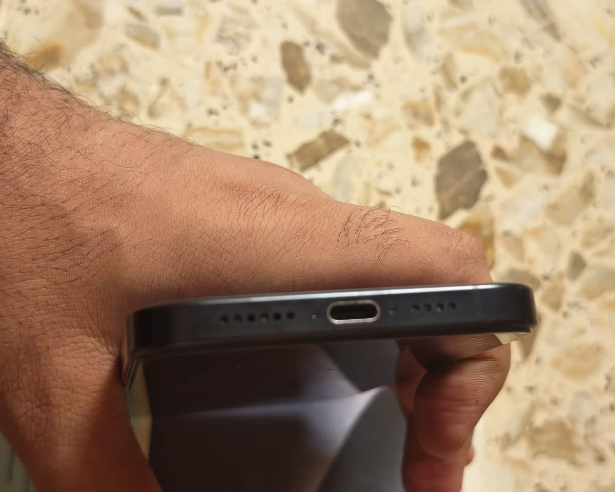 📱 للبيع: آيفون 15 برو ماكس (iPhone 15 Pro Max)
الموديل: ماستر / نسخة الشرق الأوسط (AA/A)
 السعة: 256 جيجابايت
 اللون: تيتانيوم أزرق (Blue Titanium)
 حالة البطارية: 83% (أصلية)
 الملحقات: الكارتونة الأصلية + كافرات حماية
تفاصيل الجهاز:
الجهاز نظيف جداً وخالي من النواقص، وجاهز للاستخدام الفوري بدون أي مشاكل.
 المكان: بغداد - الزعفرانية
 السعر: 1,050,000 دينار عراقي (مليون و50 ألف) - قابل للتفاوض البسيط للجادين
للتواصل والاستفسار يُرجى المراسلة على الخاص أو الاتصال.***********
