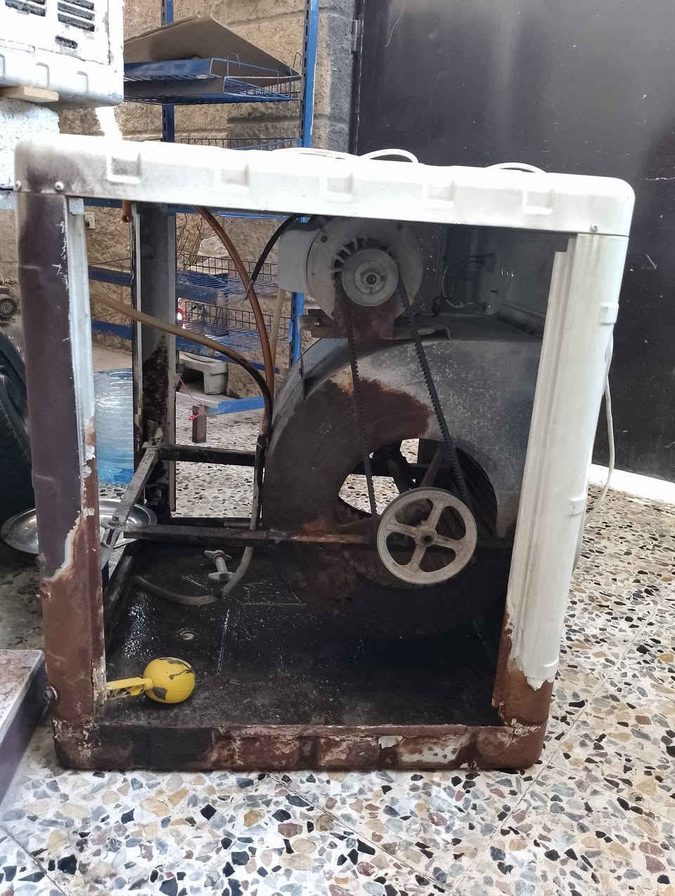 السلام عليكم مبرده حجم كبير ماطور شغال 
واتربم ماكو بدون بيبان السعر (30) الف 
بغداد الشعب حي سومر ***********
