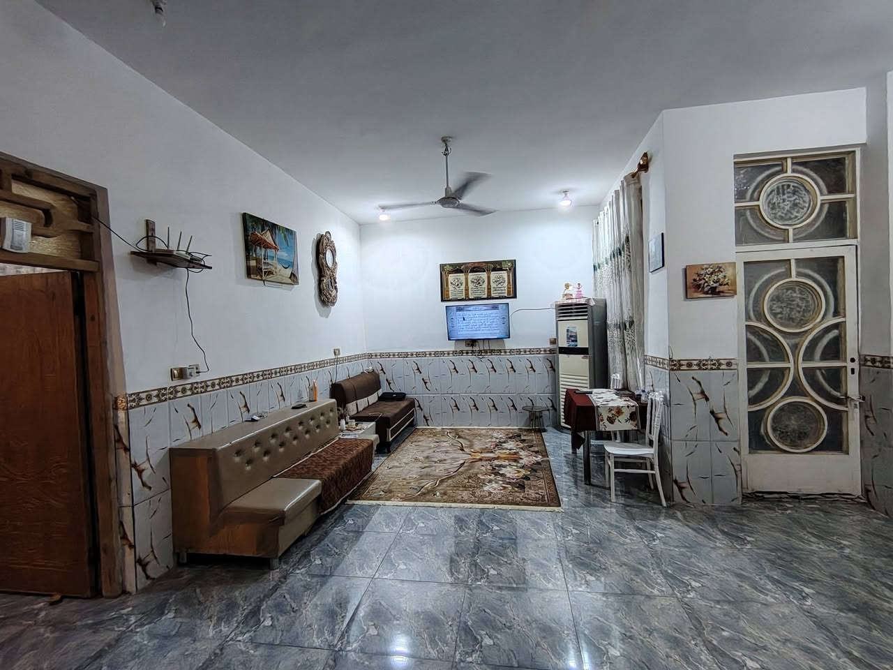 السلام عليكم دار سكن للبيع في الكوت منطقة حي الحكيم نزلة الوائلية على نفس شارع الصب مساحتة 200م البناء طابوق والسقف صب مسلح والارضية والجدران سيراميك ويتكون البيت من غرفتين نوم وصالة واستقبال ومطبخ وصحيات داخلية وخارجية ومرقم من قبل البلدية السعر 80 وبي مجال الاستفسار الاتصال على هذا الرقم ***********
