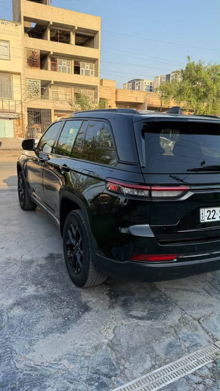 السلام عليكم سيارة جيب كرانـد شيروكي التيتيود  بلاك ادشن وارد امريكي حادث بالبنيد طخه بسيطه موديل 2024 محرك 3.6 لتر 6 سلندر  توو ويل اخت الزيرو ماشيه 14 الف ميل
المواصفات :
* رادار امامي مع مانع تصادم . 
* تحذير الخروج عن المسار . 
* تحذير النقطة عمياء  .
* نظام تحذير عند التقاطعات. 
* شاحن موبايل وايرلس. 
* ويل قياس 18انج .
* فتحة سقف . 
* لوحة القيادة بقياس 12 أنچ. 
* كير شفتر بالستيرن . 
* كاميرا خلفية. 
*شاشة كبيرة 
* المصابيح الأمامية زنون .. 
* دخول ذكي. 
* تشغيل عن بعد .
* الصندوق الخلفيي كهربائي .
* فرش المقصورة الداخلية من الجلد والشاموا .
* مقعد السائق كهربائي .
* المقاعد الأمامية تدفئة .
* حساسات خلفية . .
* مكيف خلفي . 
* تدفئة مقود القيادة . 
* مانع تصادم خلفي .
* بلوتوث تلفون . 
* محدد سرعة . 
* نظام التشغيل والإطفاء الاوتوماتيكي .
السعر 28500$
***********

