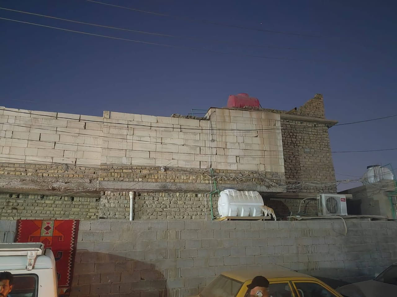 بيت ركن تجاري  ع شارعين بسوق حي الغدير مساحه ٣٠٠ متر طابو صرف وارد مليونين بشهر يحتوي ع ٥ محلات و٣ شقه سعر 850وبي مجال للشراي للتفاصيل اتصل ع ***********
